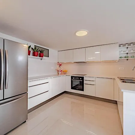 4 Bedroom Amazing In Apartment *