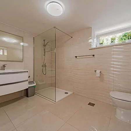 Apartment 4 Bedroom Amazing In Lumbarda