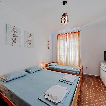 4 Bedroom Amazing In Apartment Lumbarda